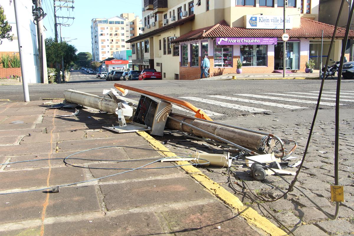 Poste com câmeras foi atingido e veio ao chão
