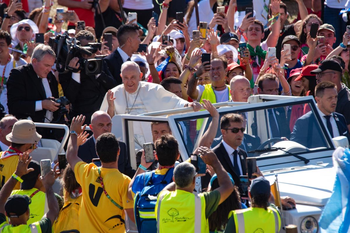 Multidão durante a Cerimônia de Acolhimento, acompanhando a chegada do Papa Francisco (Foto: JMJ Lisboa 2023) Multidão durante a Cerimônia de Acolhimento, acompanhando a chegada do Papa Francisco (Foto: JMJ Lisboa 2023)