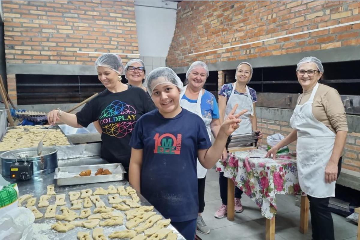 No período das enchentes, ACTG preparou marmitas e lanches para as famílias atingidas (Foto: Divulgação)