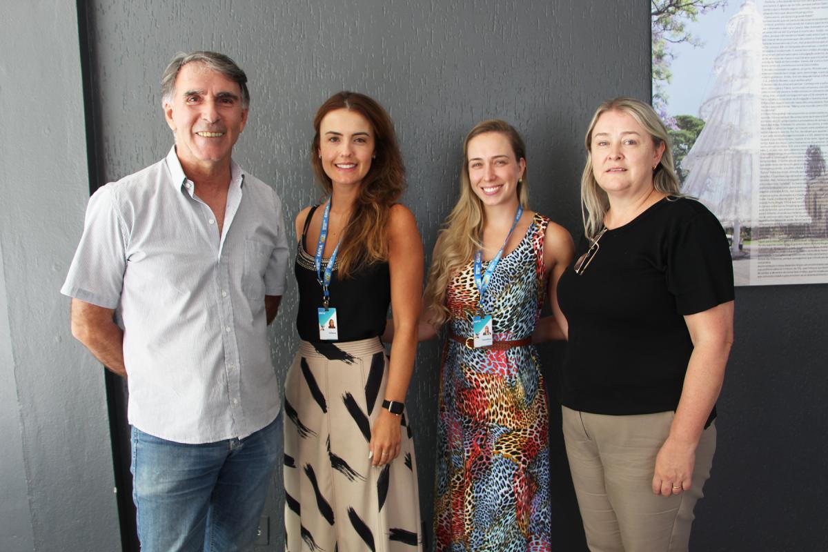 Juliana e Carolina visitaram o JDI nesta quarta-feira, onde foram recebidas pelo diretor Alan Caldas e pela gerente Angela Juliana e Carolina visitaram o JDI nesta quarta-feira, onde foram recebidas pelo diretor Alan Caldas e pela gerente Angela