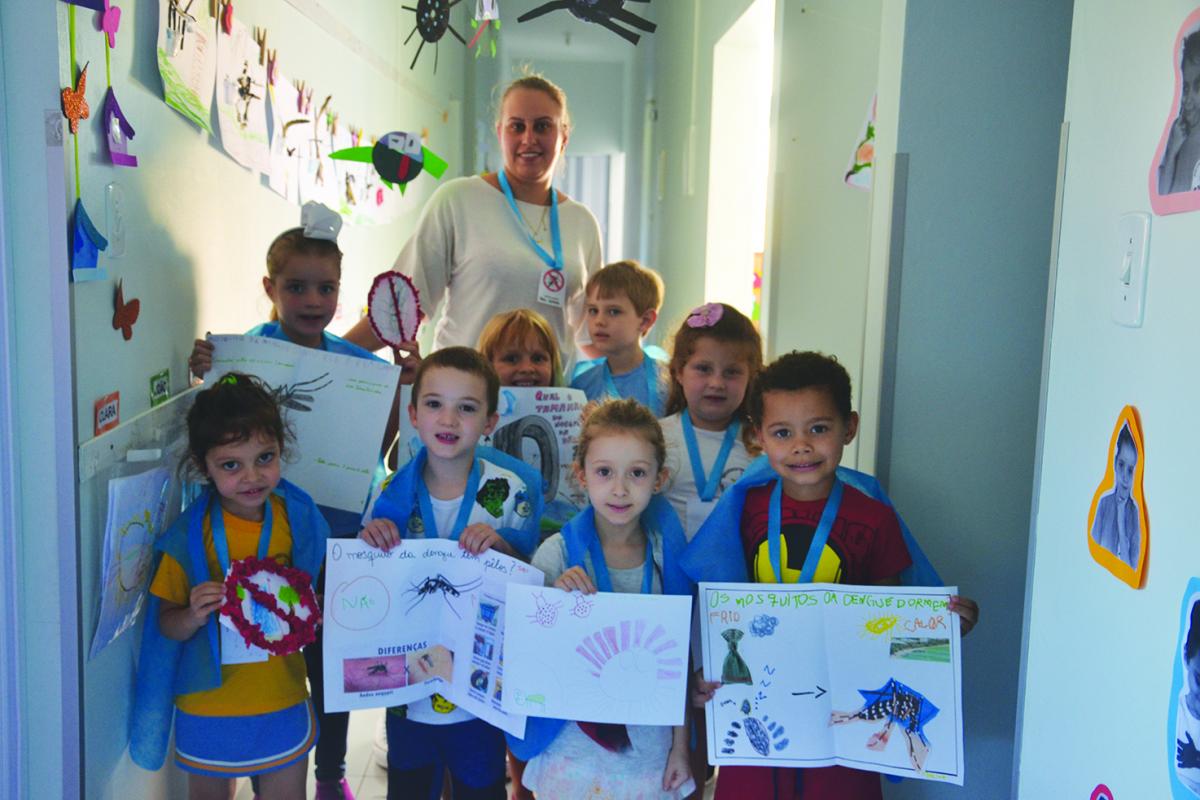 Professora confeccionou placas e cartazes com os alunos