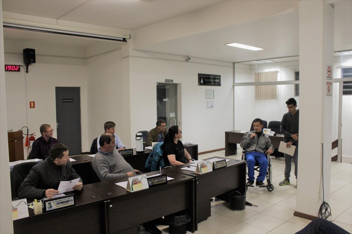 Rodrigo e Thailer expuseram seu trabalho aos vereadores Rodrigo e Thailer expuseram seu trabalho aos vereadores