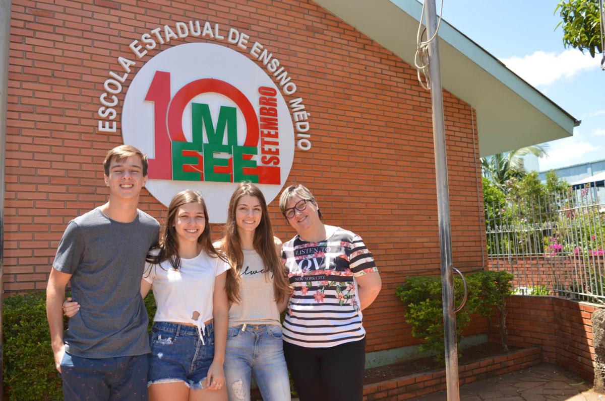 João Vitor, Nicole e Maria Eduarda com a diretora Andrea