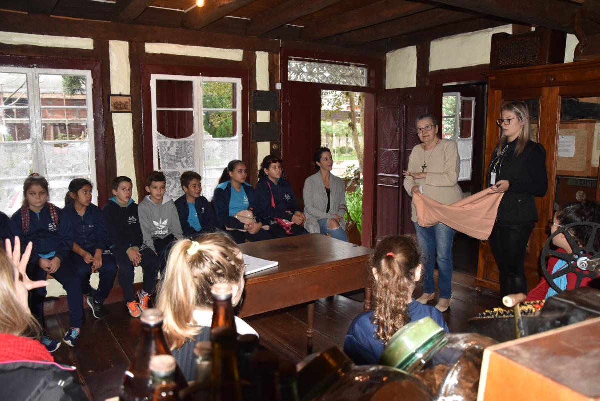 Turma da escola Felippe Wendling visitou o espaço nesta segunda