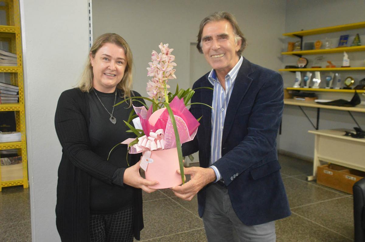 Angela é presenteada pelo editor Alan Angela é presenteada pelo editor Alan