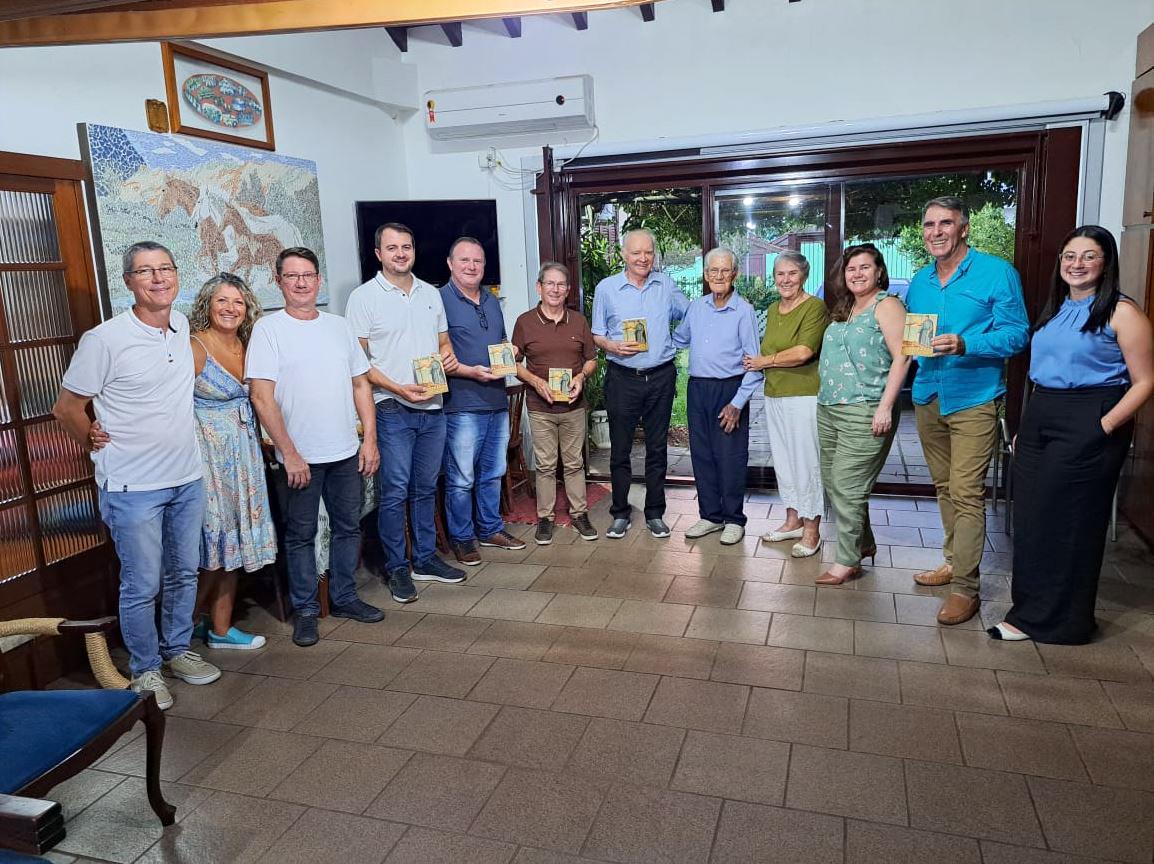 Ele reuniu alguns amigos nesta segunda Ele reuniu alguns amigos nesta segunda