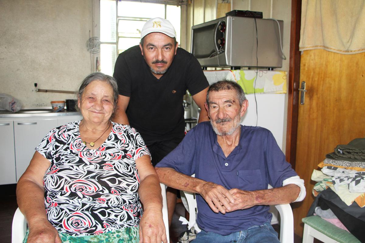 Antônio com a mãe Matilde e o pai Loreno Antônio com a mãe Matilde e o pai Loreno