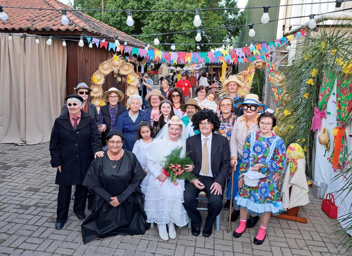 Clube de Idosos Reviver divertiu o público com o casamento caipira