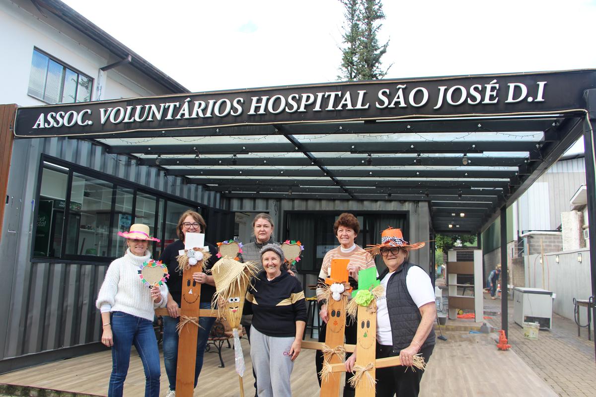 Voluntárias estão trabalhando a semana toda na limpeza e decoração do espaço para receber a comunidade Voluntárias estão trabalhando a semana toda na limpeza e decoração do espaço para receber a comunidade