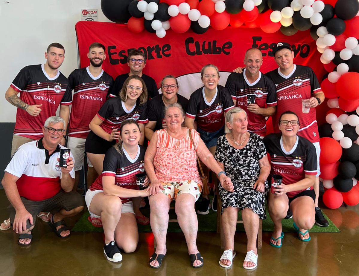 Matheus, Ivonei, Bruno, Paulo, Raquel, Ana, Niusa, Pâmela, Tomate, Fernando e Joice com as avós Rose e Juelita, duas das grandes inspirações do clube. Durante muitos anos, elas lideraram a cozinha Matheus, Ivonei, Bruno, Paulo, Raquel, Ana, Niusa, Pâmela, Tomate, Fernando e Joice com as avós Rose e Juelita, duas das grandes inspirações do clube. Durante muitos anos, elas lideraram a cozinha