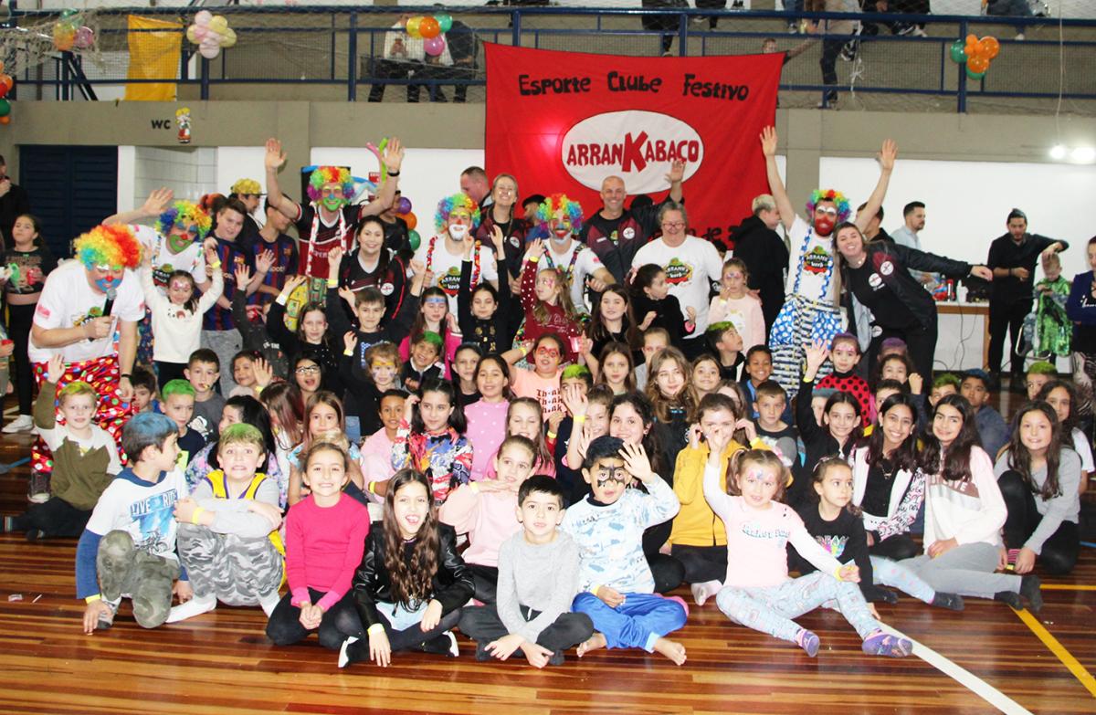 Festa aconteceu no ginásio da escola Albano Hansen