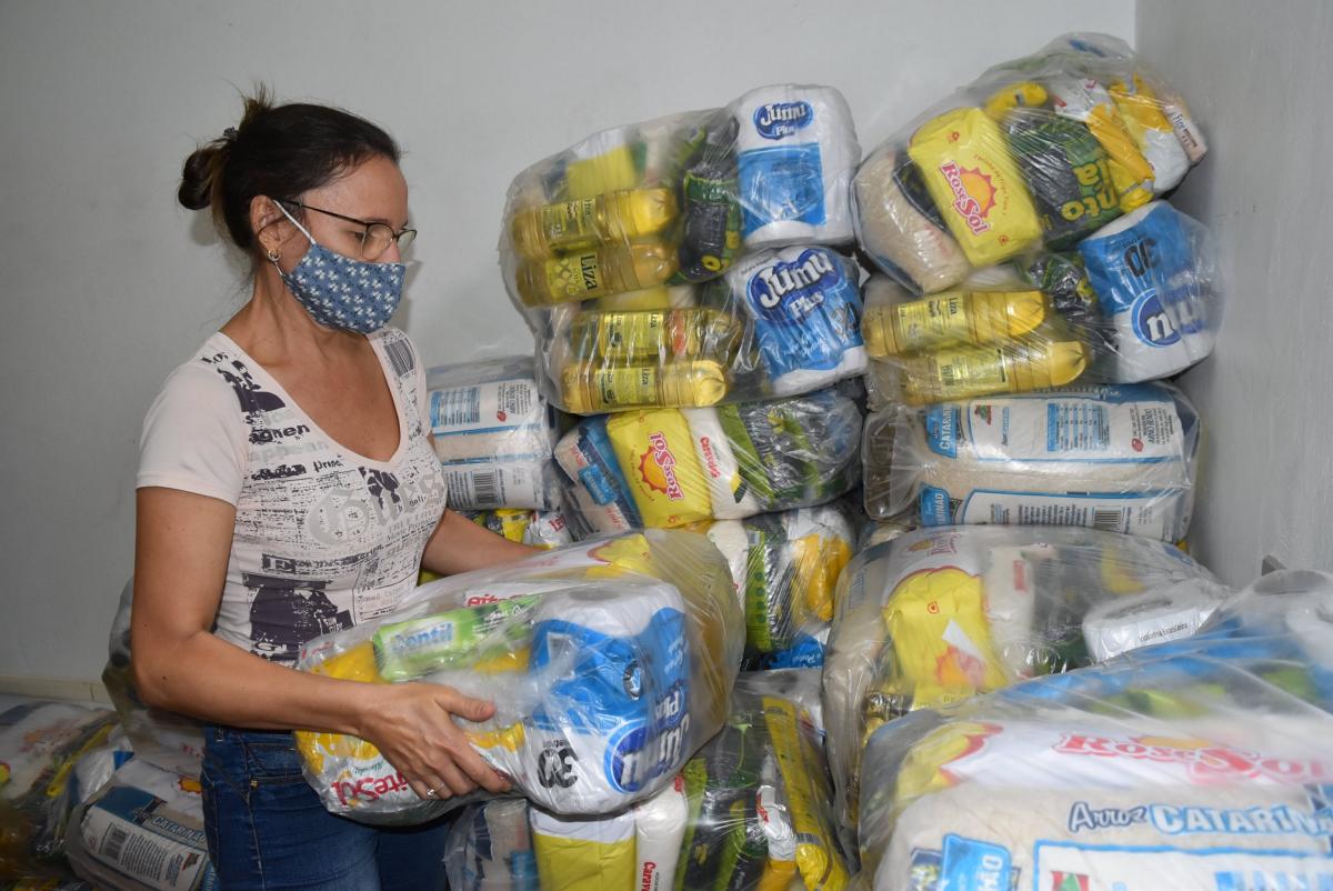 Leila Giehl junto a doações da comunidade