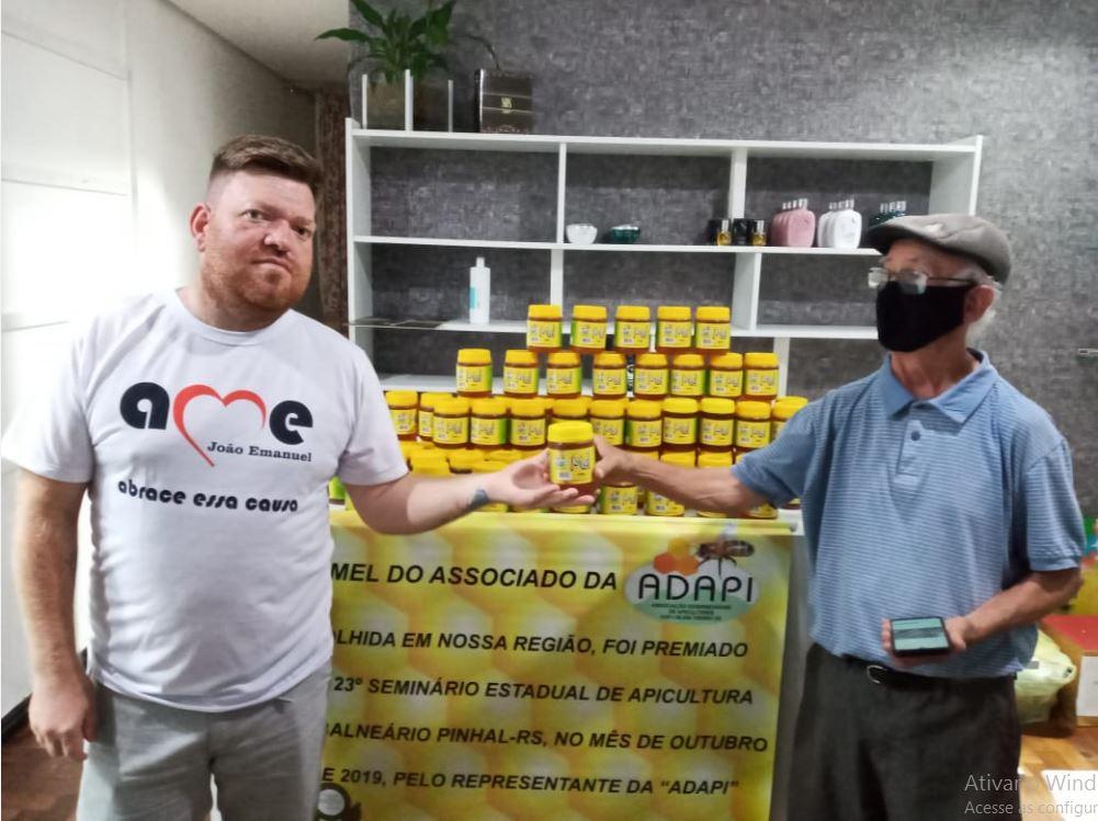 Marco, voluntário de Morro Reuter, recebendo a doação de Silvio, da Adapi