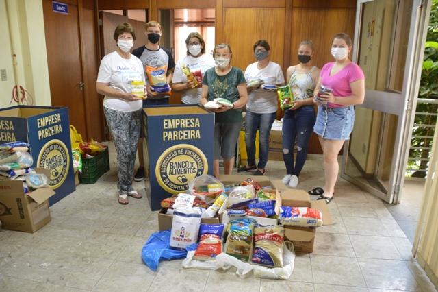 Alimentos foram arrecadados por Rovena Kunrath, na sua festa de aniversário. Na foto, o registro da entrega, realizada nesta quinta-feira (23)