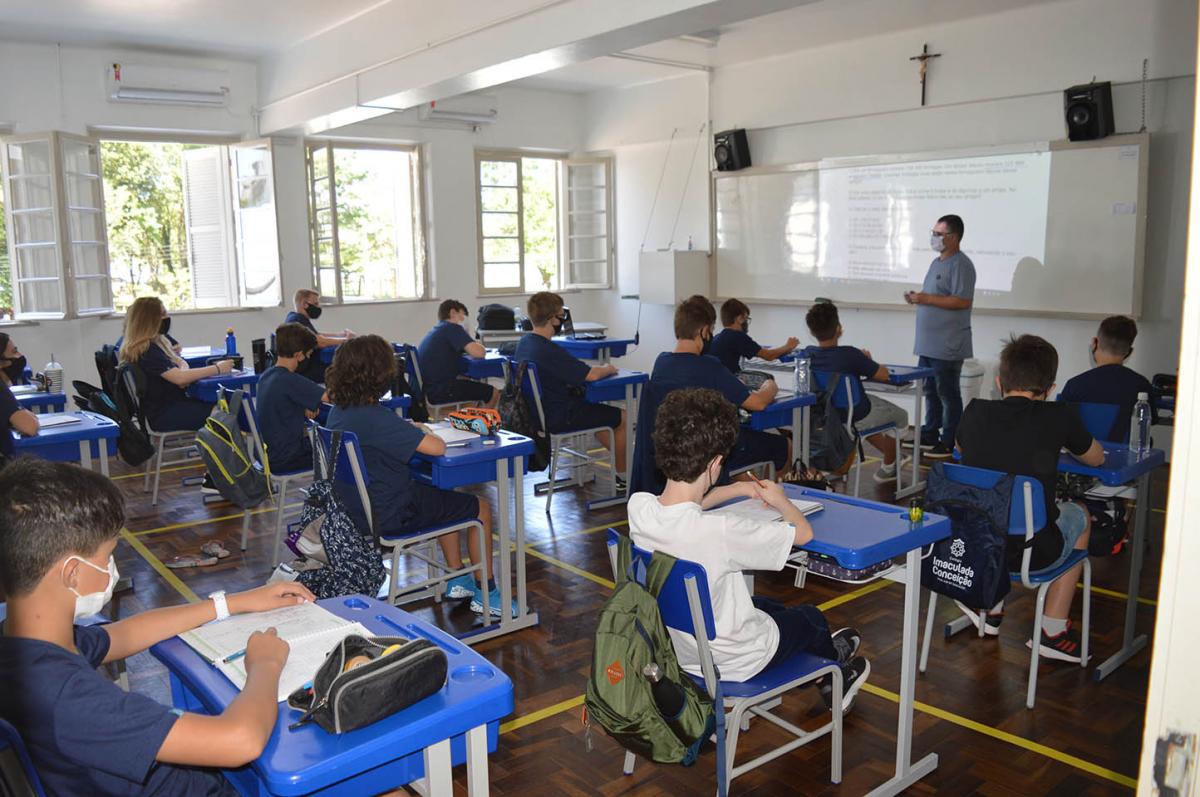 Turma do 7º ano concentrada no primeiro dia de aula
