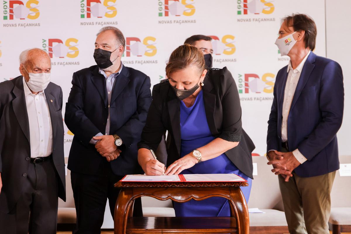 Mara Stoffel, prefeita de Santa Maria do Herval, na assinatura