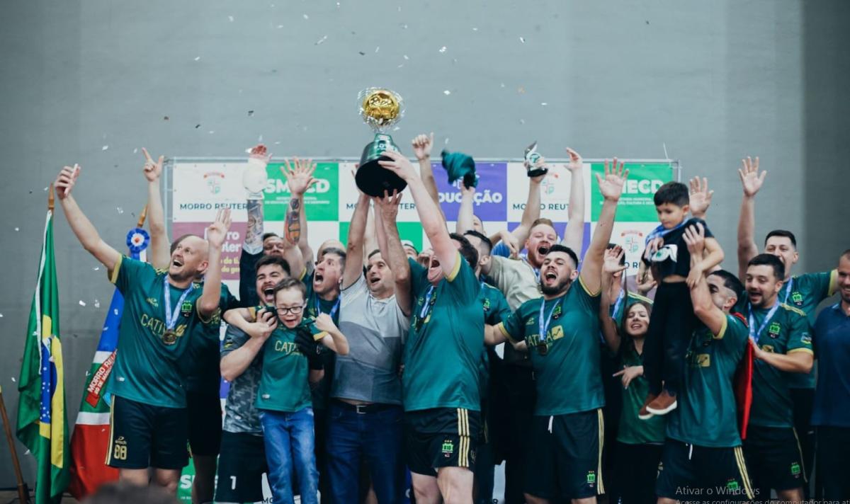 Jogadores levantam a taça de campeão e comemoram (Fotos: Vinícius Ragazzon / Portal Inovação)