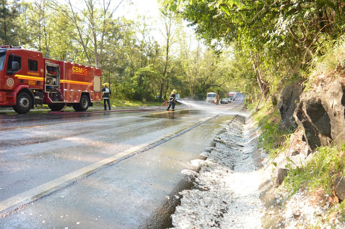 Bombeiros realizaram a lavagem da pista