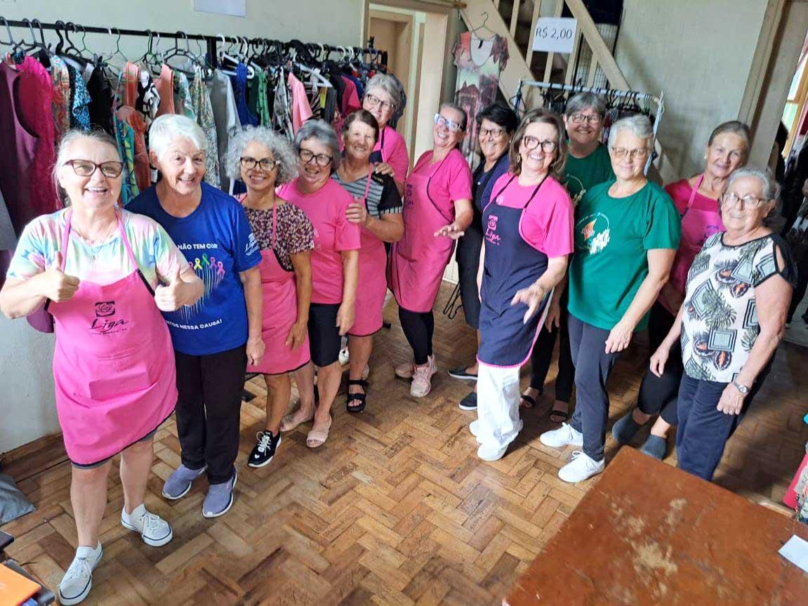 Grupo que trabalhou no último brechó: Angela, Selita, Lurdete, Lilli, Elli, Carmen, Zayda, Marcolina, Lourdes, Roseli, Beatriz, Ivani e Lisette