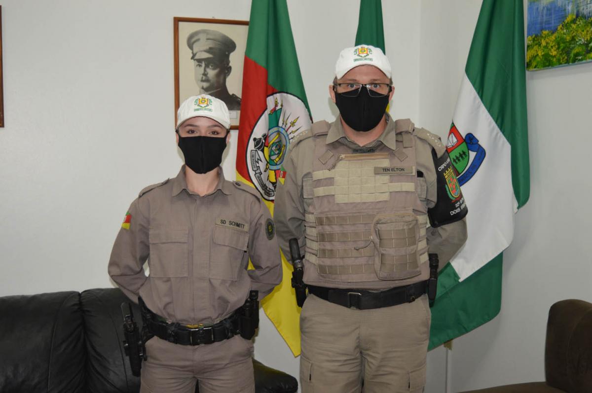 Soldado Schmitt foi recebida pelo tenente Elton Dhein, comandante da BM Soldado Schmitt foi recebida pelo tenente Elton Dhein, comandante da BM