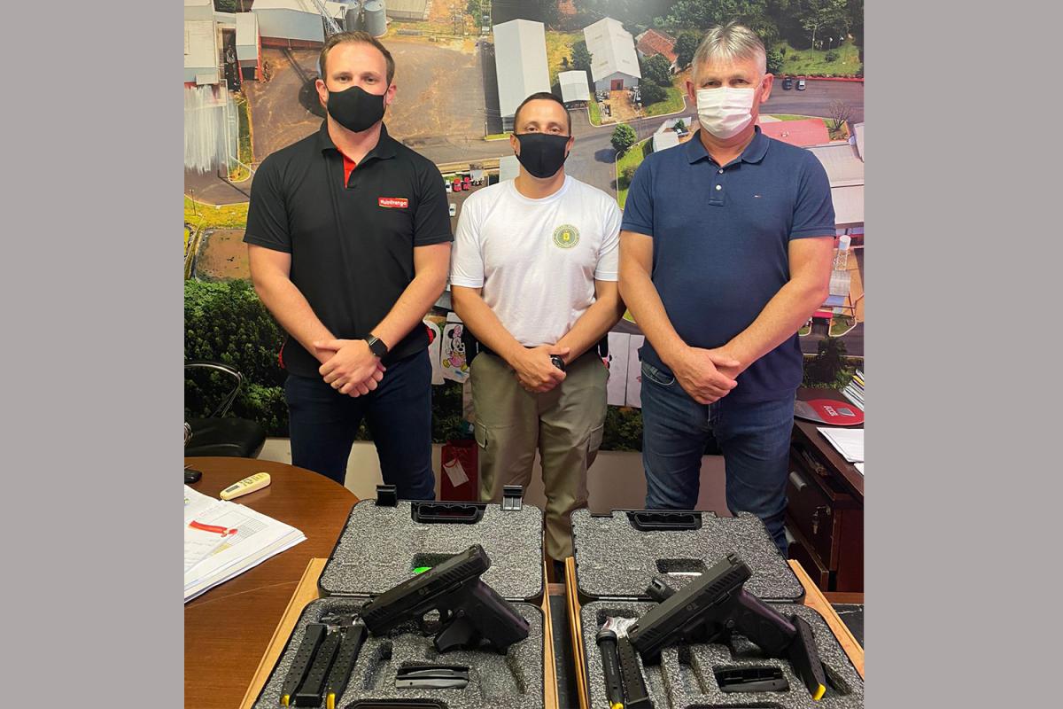 Sargento Gilson recebeu as pistolas de Jardel Utzig e Pedro Luís Utzig, da Nutrifrango Sargento Gilson recebeu as pistolas de Jardel Utzig e Pedro Luís Utzig, da Nutrifrango