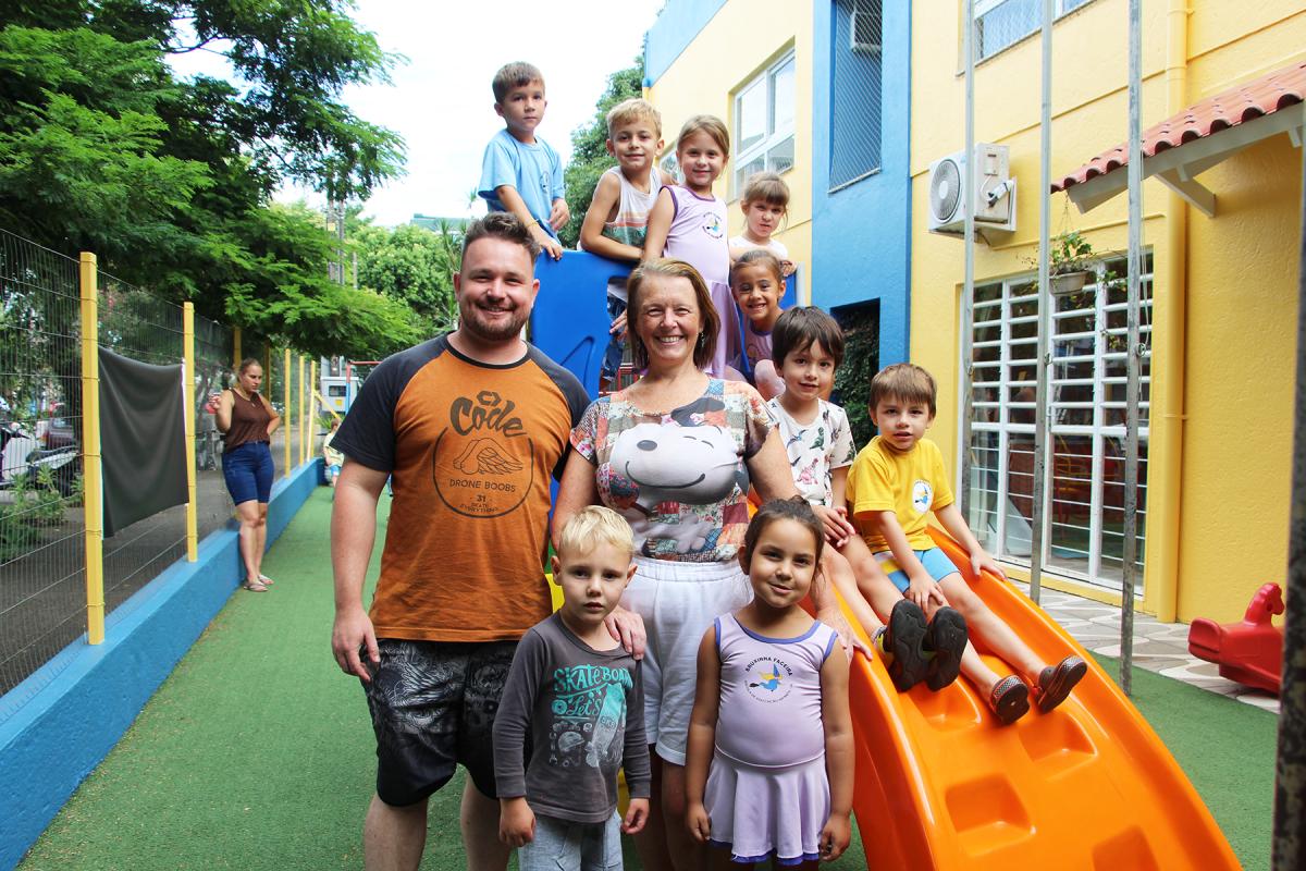 Matheus e Anelise com alguns dos alunos da Bruxinha Faceira