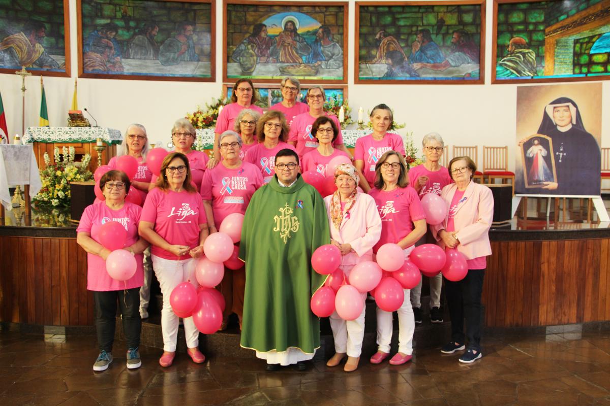 Grupo de voluntárias com o Pe. Alexsandro na Igreja Matriz