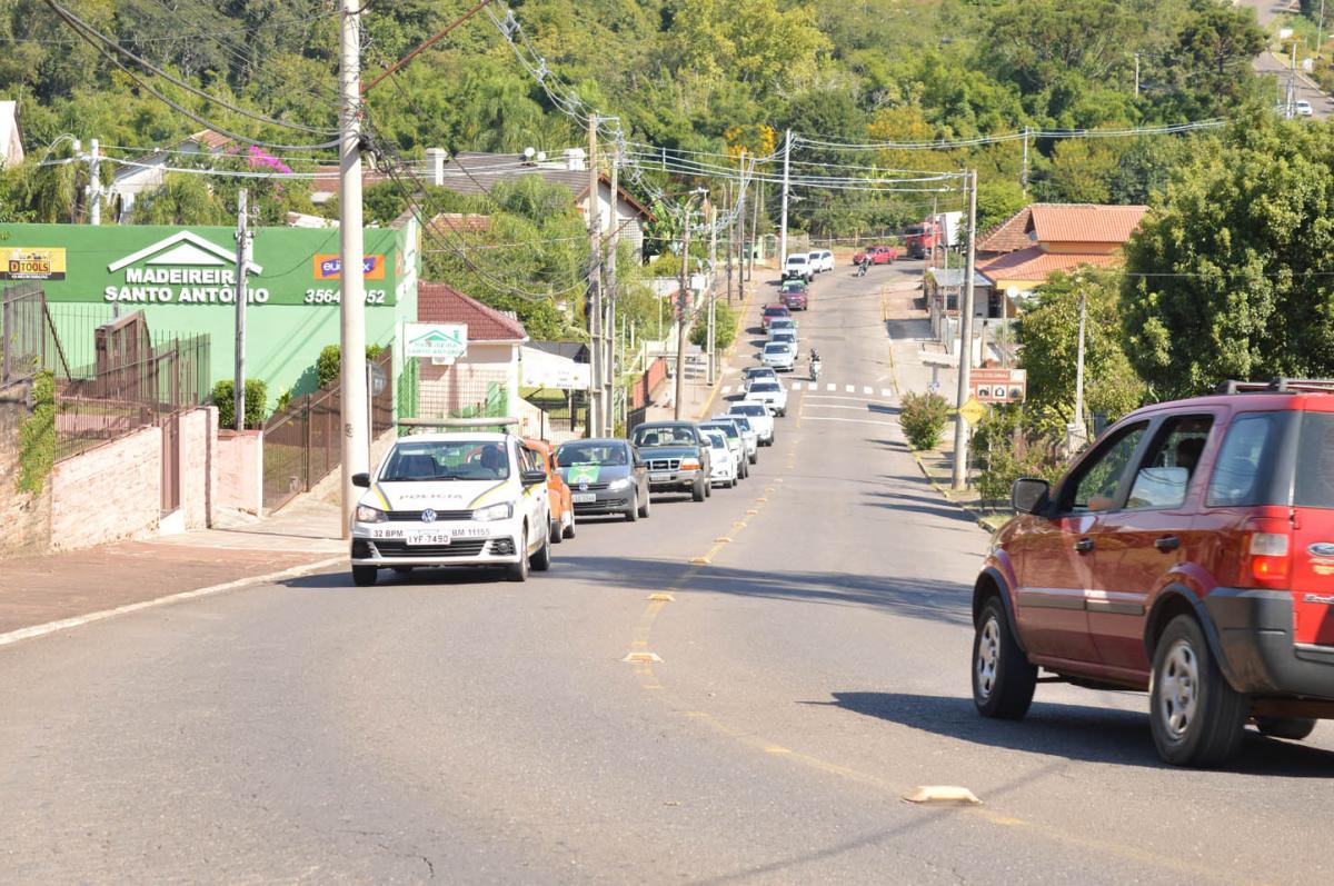 Cerca de veículos participaram