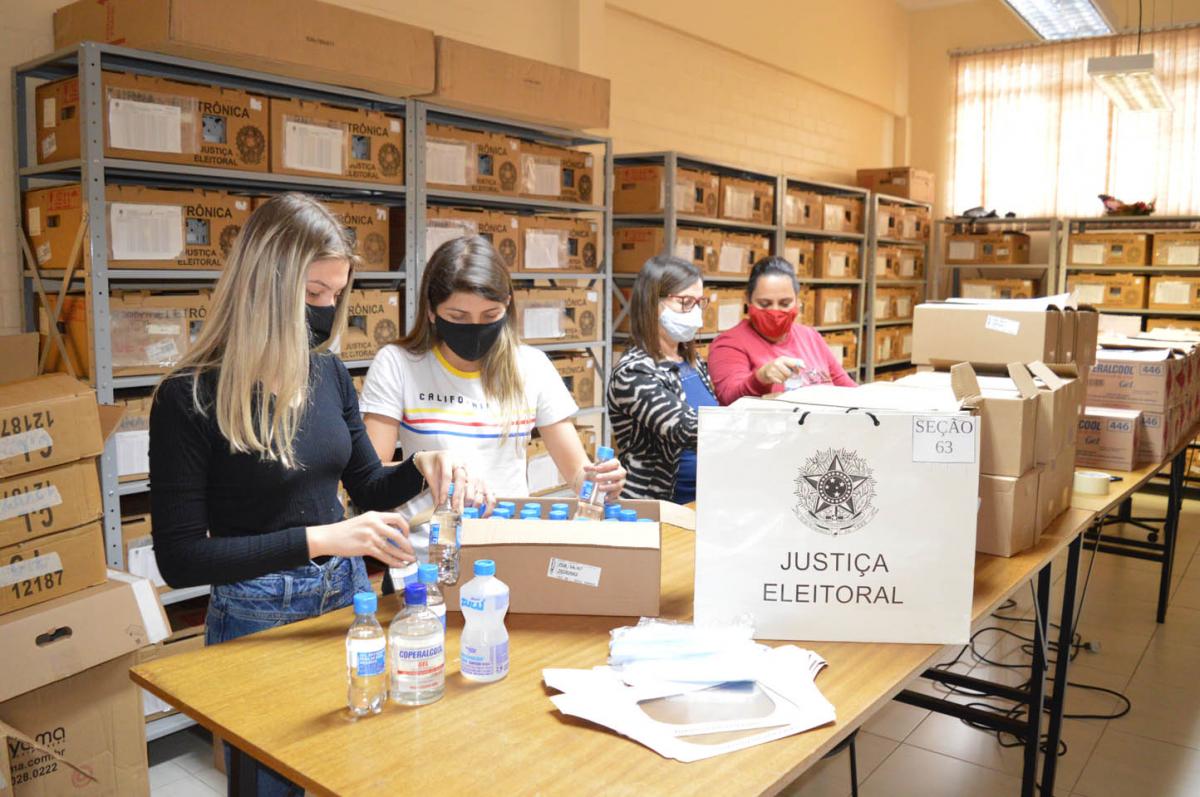 Equipe do Cartório Eleitoral trabalhando na montagem dos kits