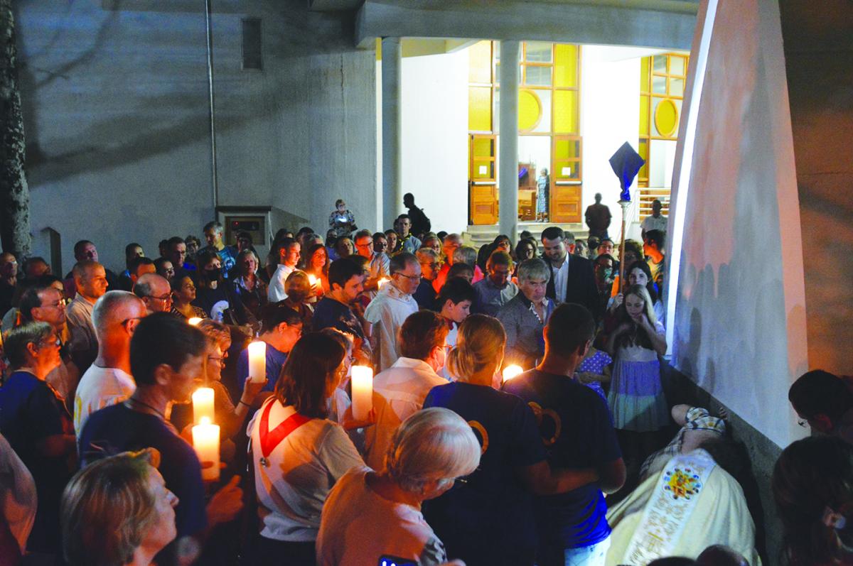 Comunidade participou da solenidade junto ao monumento