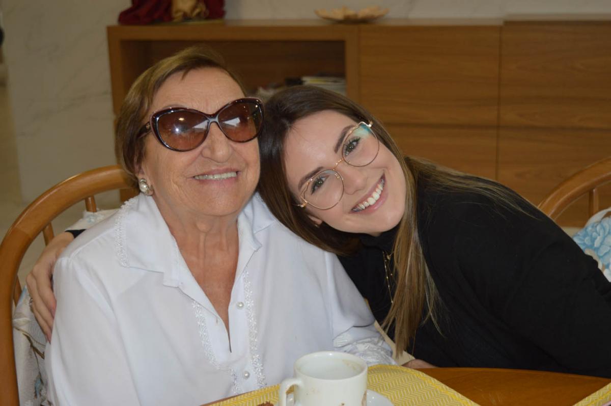 Nara Faller ao lado da neta Júlia