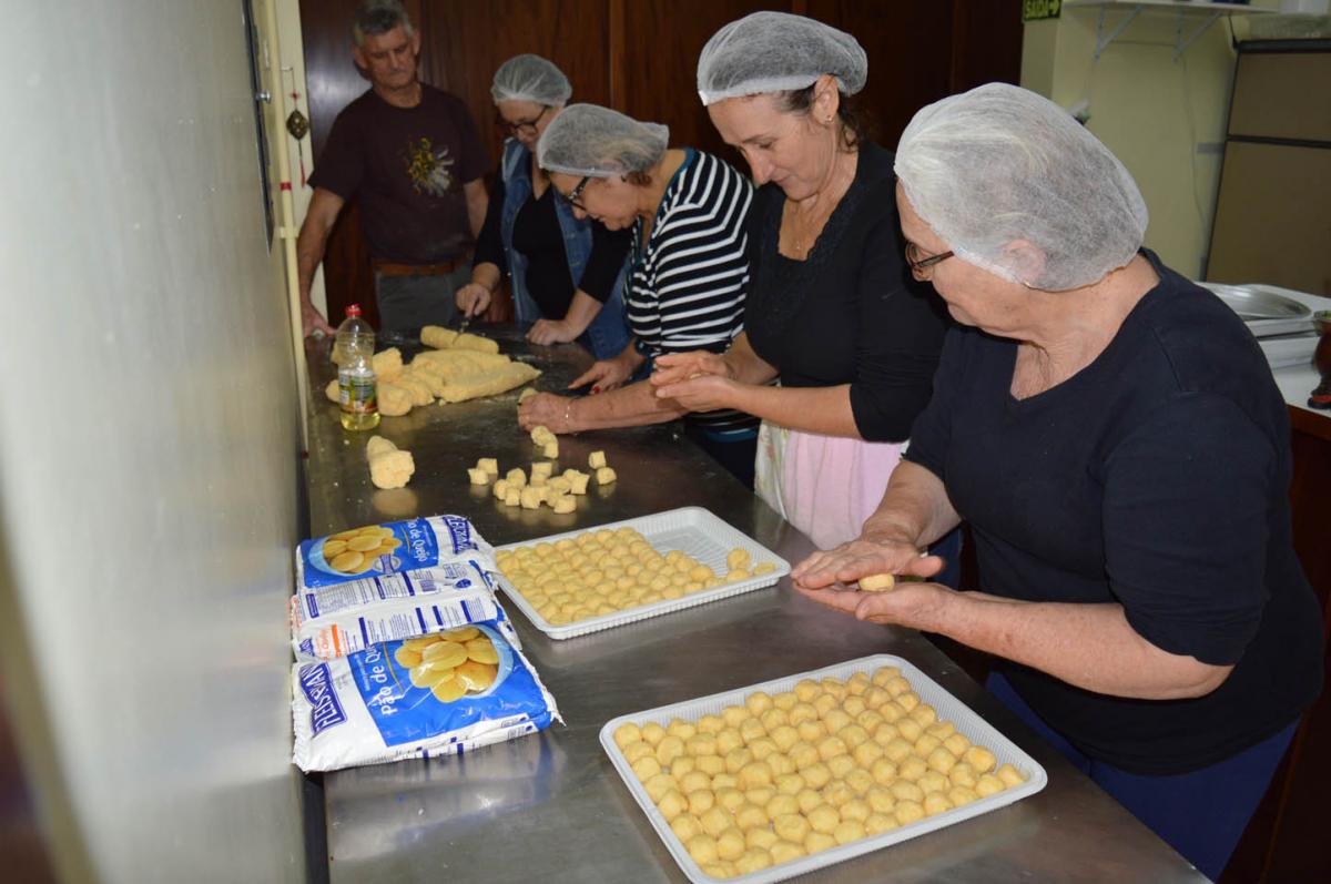 Voluntárias colocam a mão na massa