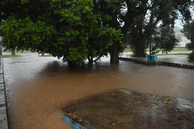No bairro Primavera, pátios de residências ficaram alagados