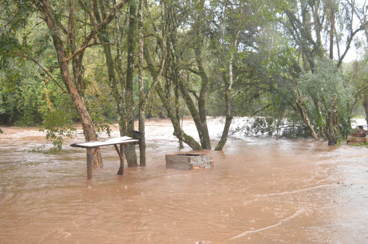 Arroio Feitoria transbordou em alguns pontos na altura do bairro São Miguel Arroio Feitoria transbordou em alguns pontos na altura do bairro São Miguel