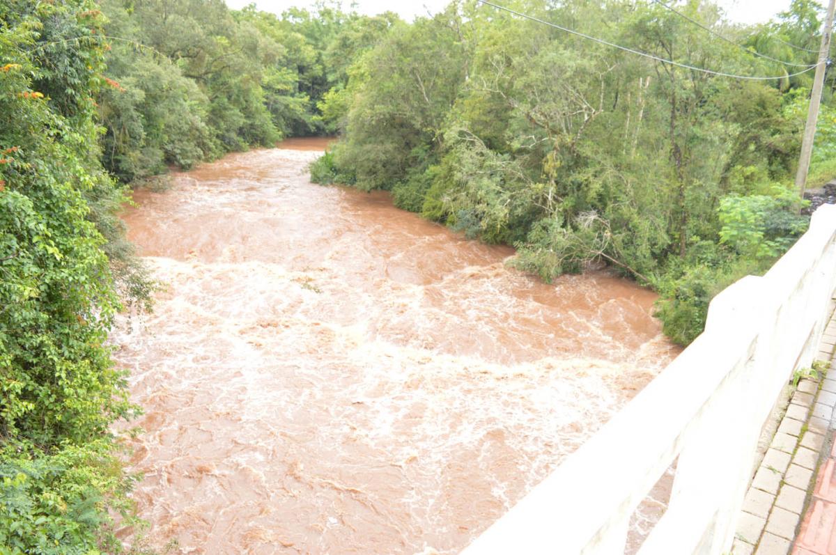 Dia 4 de fevereiro – Chuvas subiram o nível do Arroio Feitoria Dia 4 de fevereiro – Chuvas subiram o nível do Arroio Feitoria