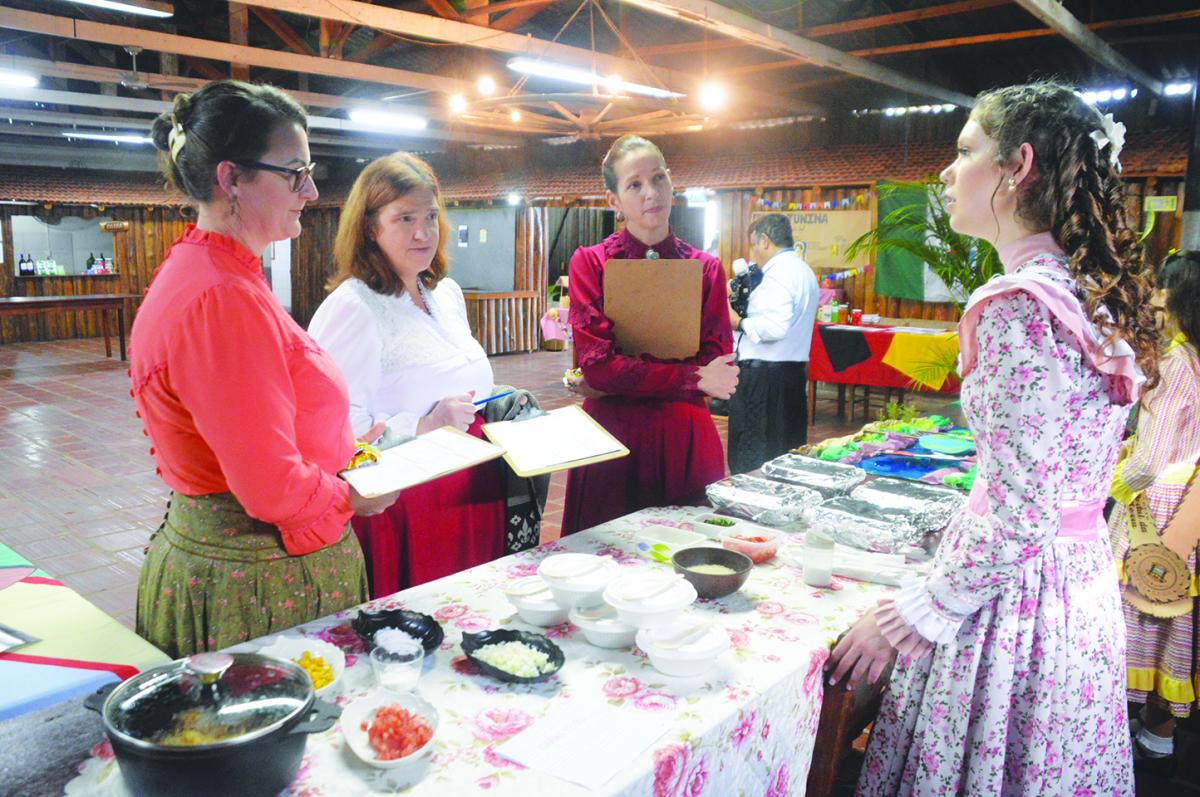 Além da prova escrita e artística, tradicionalistas prepararam também uma mostra folclórica