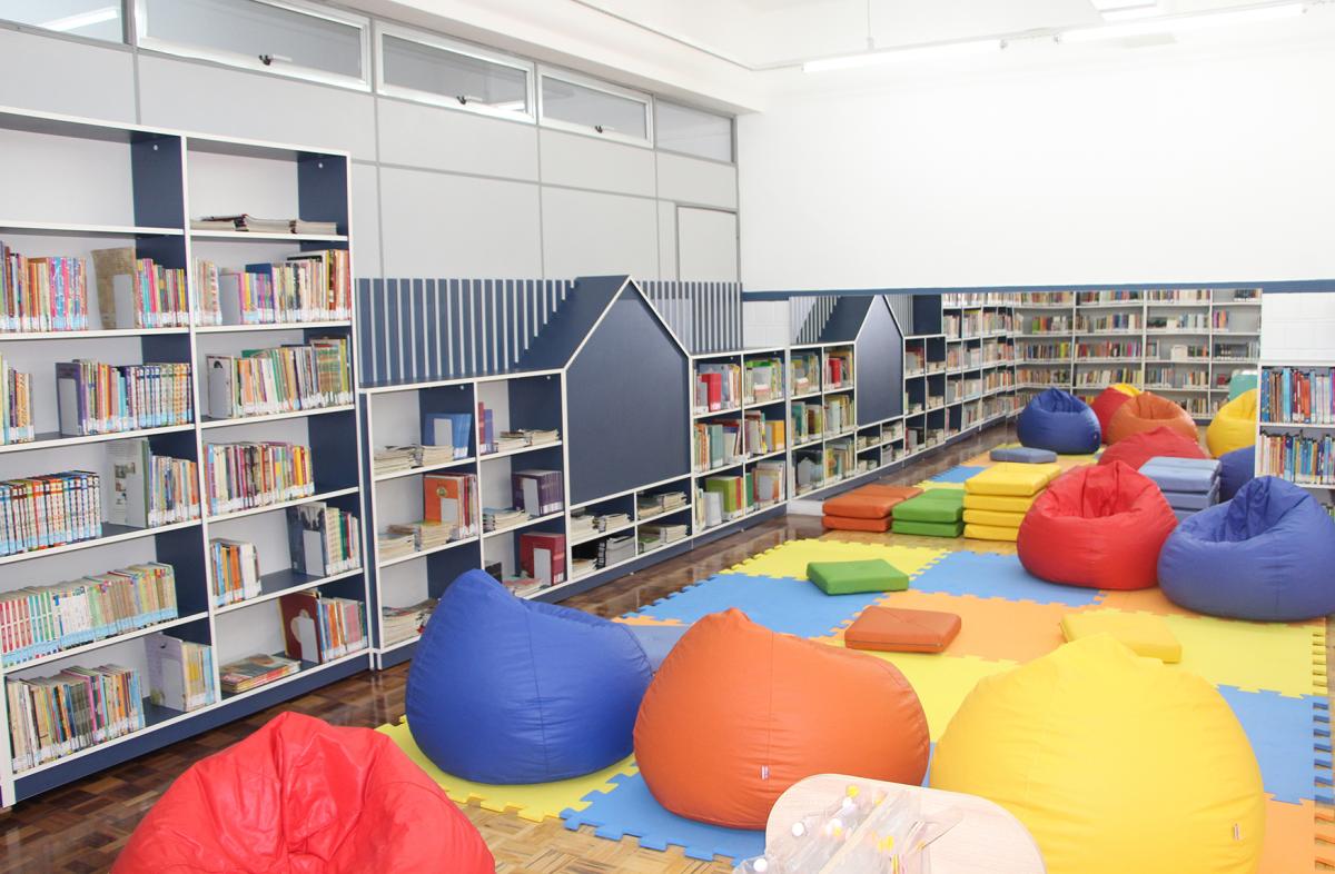 Nova biblioteca fica no andar térreo, o que facilitará o acesso dos alunos Nova biblioteca fica no andar térreo, o que facilitará o acesso dos alunos