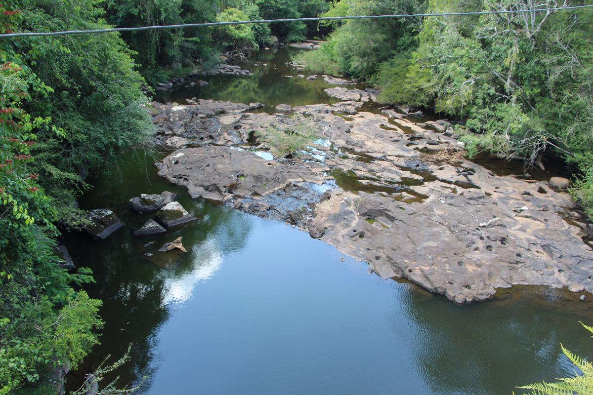 Situação do arroio na ponte da Av. Sapiranga nesta quarta