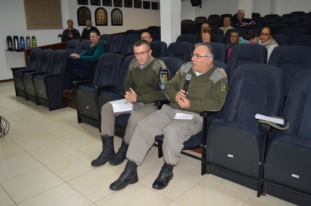 Tenente Elton e coronel Vitor Hugo estiveram na Câmara Tenente Elton e coronel Vitor Hugo estiveram na Câmara