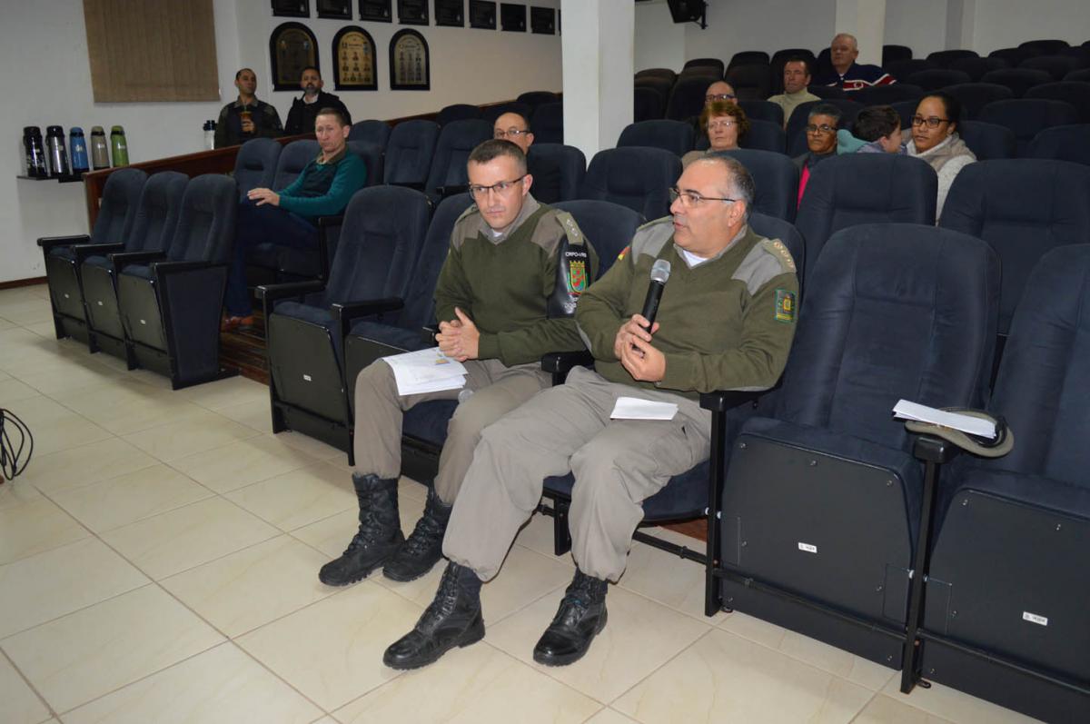 Tenente Elton e coronel Vitor Hugo estiveram na Câmara