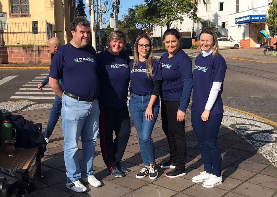 Membros do COMPEDI durante a ação educativa que ocorreu no dia 6 de agosto: Dorival Ellwanger, Marcia Machado, Débora Weber, Marceli Marschall e Amanda Favarin Membros do COMPEDI durante a ação educativa que ocorreu no dia 6 de agosto: Dorival Ellwanger, Marcia Machado, Débora Weber, Marceli Marschall e Amanda Favarin