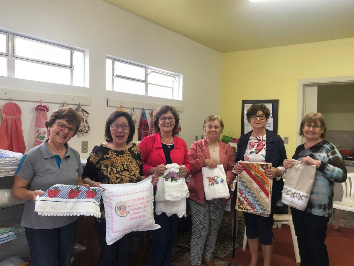 Grupo de voluntárias na loja da APAE
