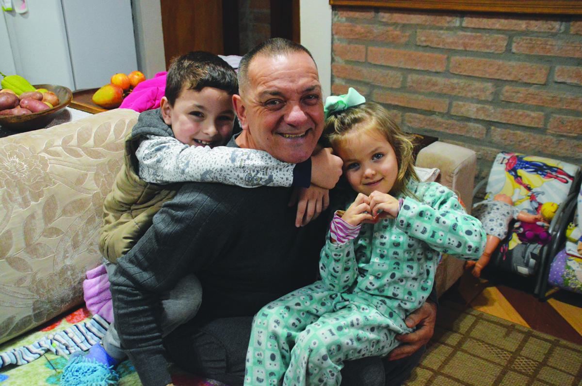 Ele reverteu a vasectomia para ter mais filhos. Na foto, com Tiago e Laura Ele reverteu a vasectomia para ter mais filhos. Na foto, com Tiago e Laura