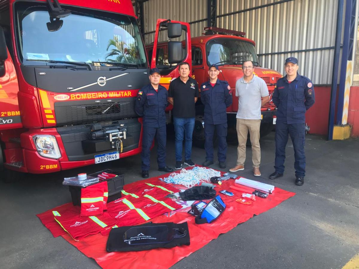 Soldado Haygertt, Maurício (presidente do Consepro), Sargento Domingues, Fabrício (Consepro) e soldado Cavalheiro, comemorando as melhorias conquistadas