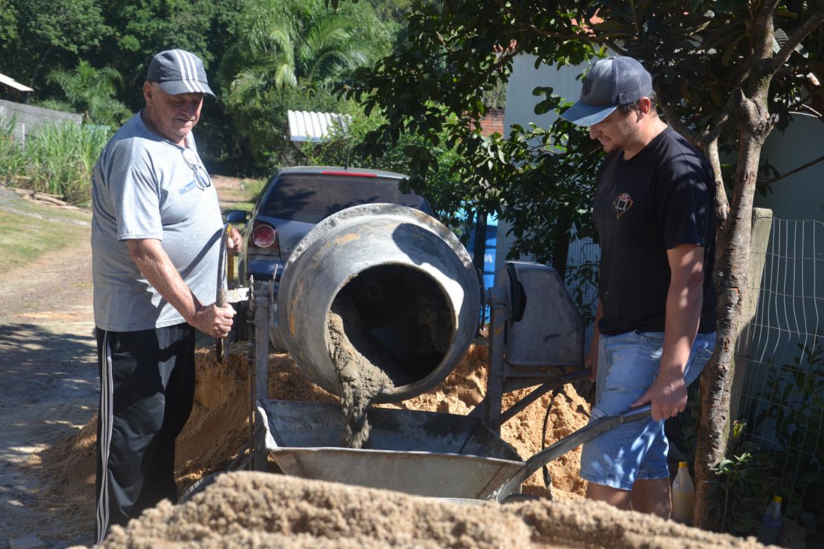 Olidio e seu filho Joel Luis trabalham juntos chefiando obras Olidio e seu filho Joel Luis trabalham juntos chefiando obras