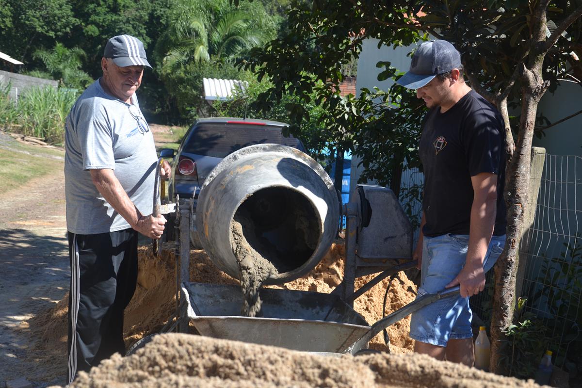 Olidio e seu filho Joel Luis trabalham juntos chefiando obras