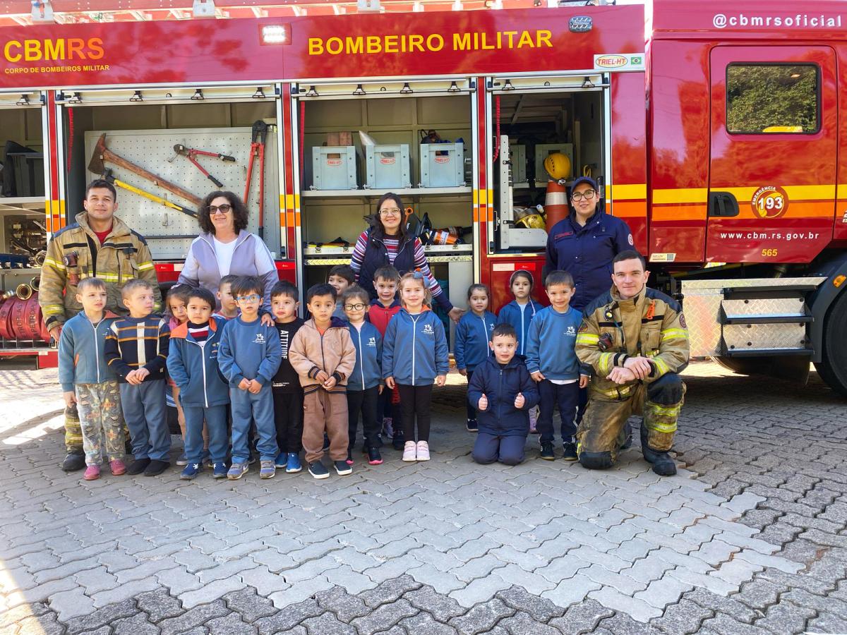 Garotada conheceu o caminhão após o treinamento na escola Clarice Arandt (Foto: Divulgação / Bombeiros DI)