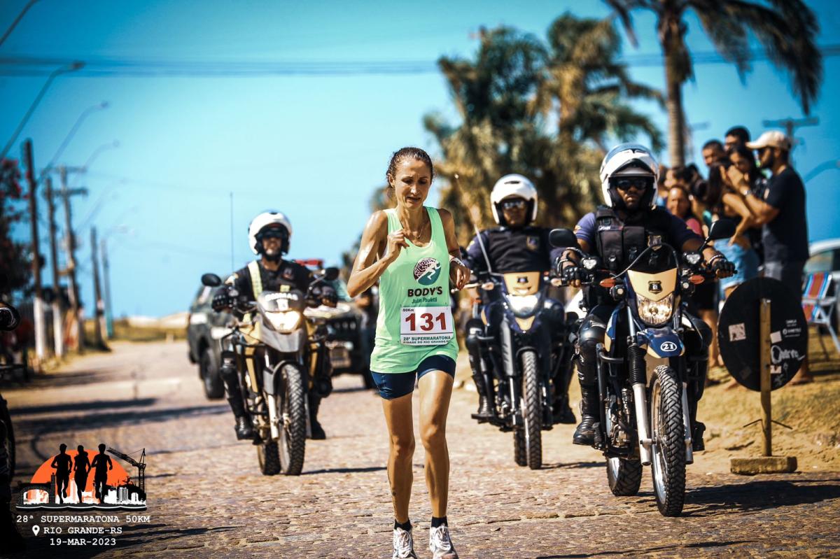 Prova marcou a estreia da atleta de Dois Irmãos em ultramaratonas, que são provas com mais de 42 quilômetros (Foto: @bettanzos)