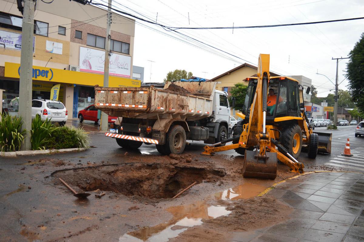 Trânsito ficou em meia pista