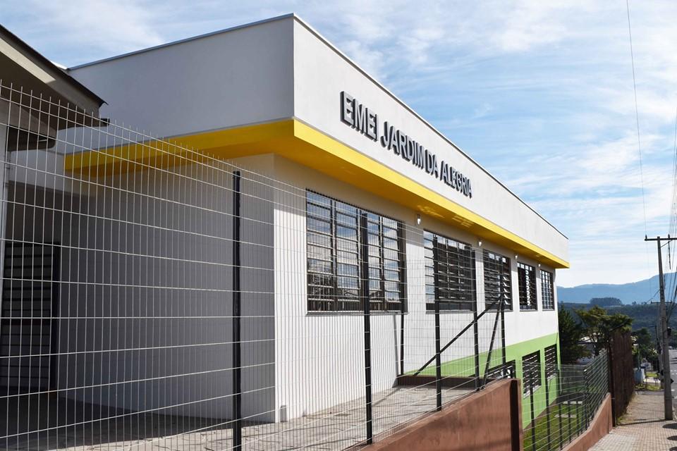 Escola de educação infantil fica no bairro Travessão